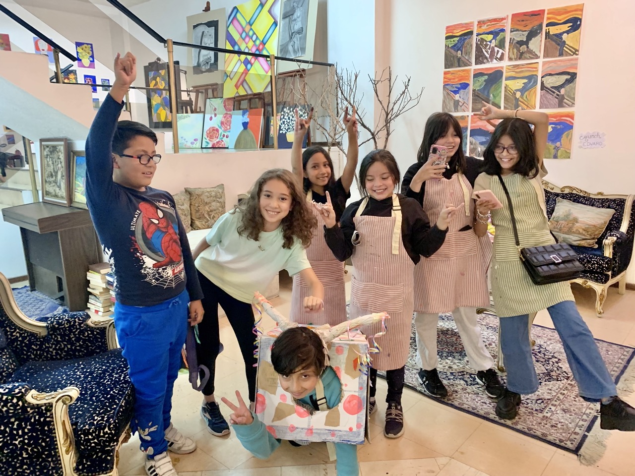 Niños jugado y haciendo arte